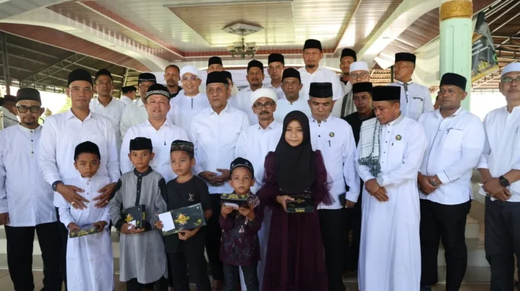 Bupati Aceh Utara Santuni 80 Anak Yatim saat Ziarah Makam Malikussaleh