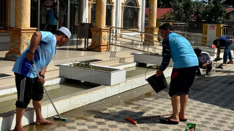 Milad BKPRMI Ke-49 Puluhan Kader Lakukan Bersih-Bersih Masjid
