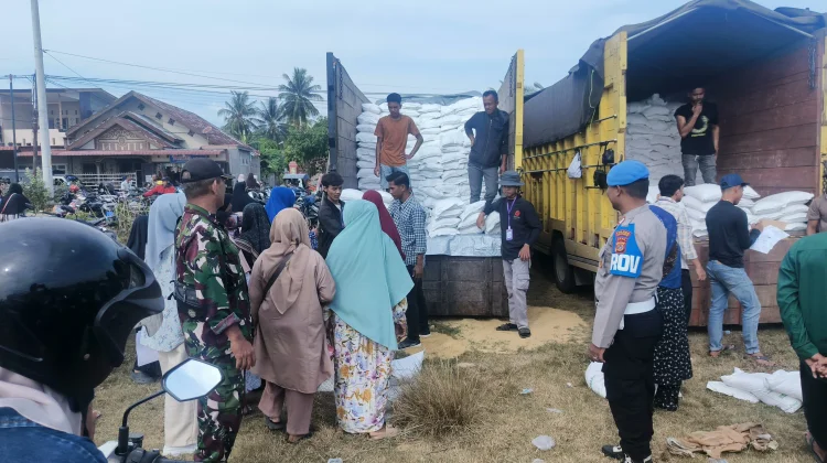 Polres Lhokseumawe Kawal Penyaluran Beras Bantuan Pangan di Muara Dua