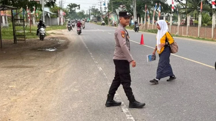 Hadir di Jalan Raya Medan-Banda Aceh, Pastikan Arus Lalu Lintas Pagi Lancar