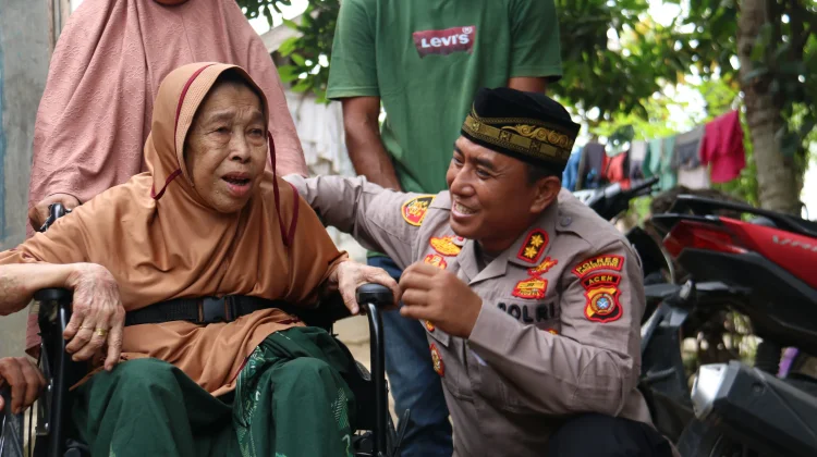 Kapolres Lhokseumawe Bantu Kursi Roda untuk Tiramen, Lansia Desa Meunasah Tengoh