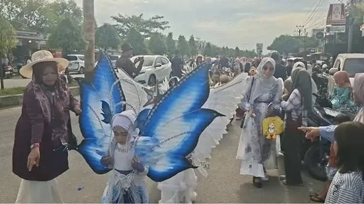 Murid TKN Idhata Peusangan Antusias Ikuti Pawai Budaya