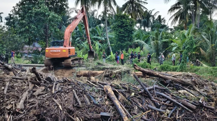 Dua Excavator Percepat Pembersihan Krueng Langsa