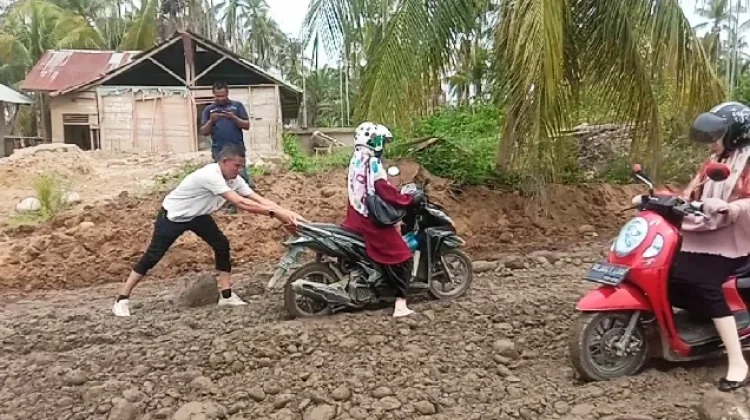 Wakil Bupati Aceh Utara Kawal Perbaikan Darurat Jalan Sawang lewat Gotong Royong