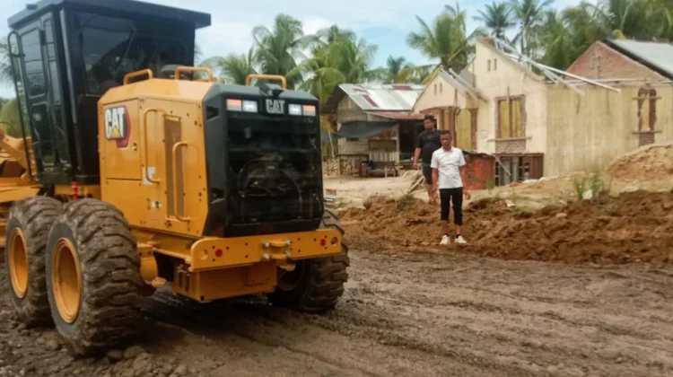Wakil Bupati Aceh Utara Kawal Perbaikan Darurat Jalan Sawang lewat Gotong Royong