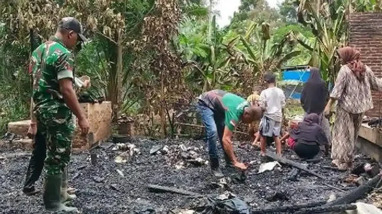 Api Lahap Rumah Pasutri di Julok, Kerugian Capai Rp100 Juta