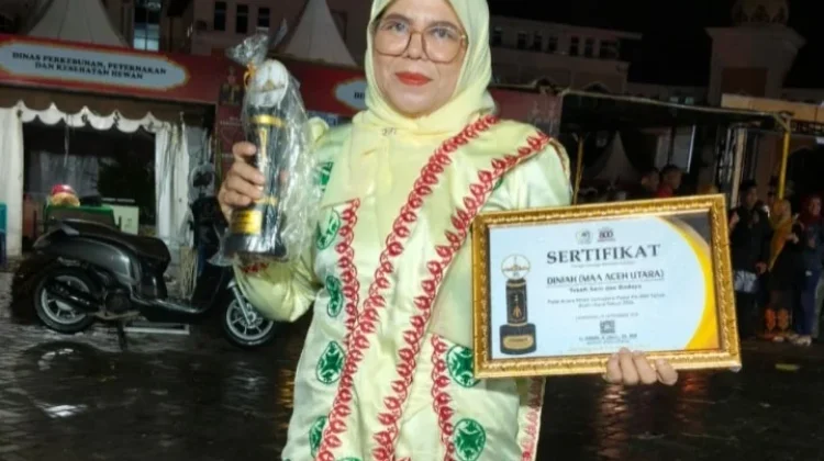 Dedikasi Pelestarian Budaya, Bu Dini Terima Anugerah Tokoh Seni Aceh Utara