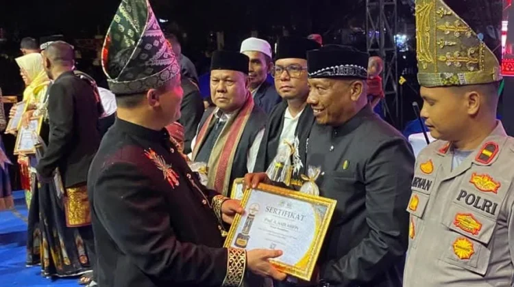 Bupati Aceh Utara Serahkan Penghargaan Tokoh Adat kepada Tgk Banta Khairullah