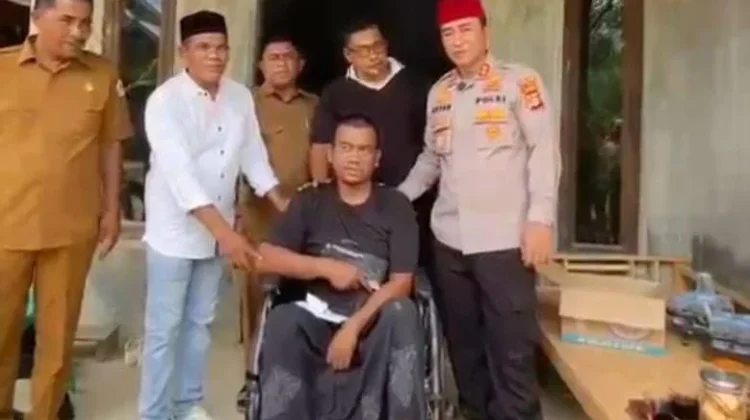 Abdullah Terima Kursi Roda dan Santunan dari Baitul Mal Aceh Utara