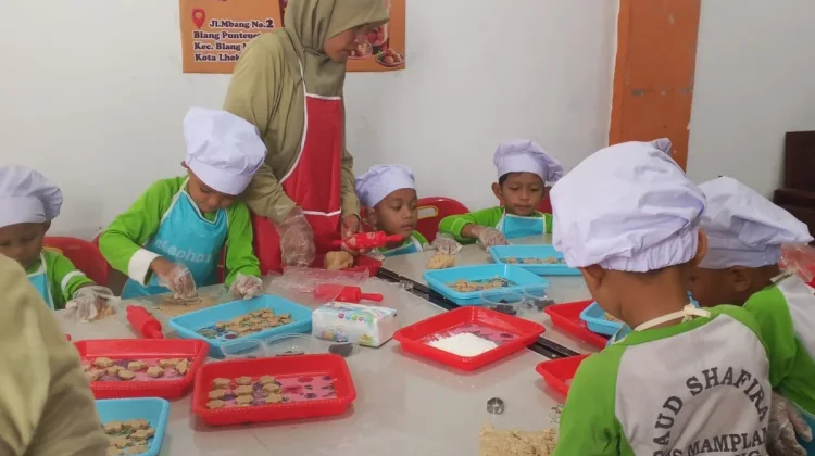 Belajar Sambil Membuat Kue, TK Shafira Kenal Dunia UMKM