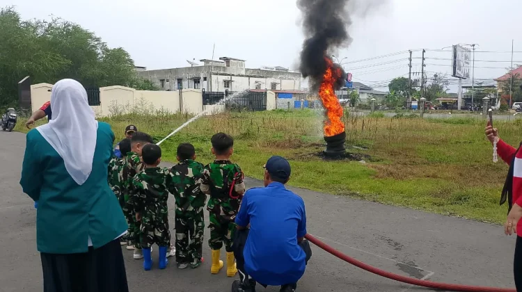 Kenalkan Bahaya Kebakaran, 80 Siswa TK Kartika Belajar Bersama Damkar