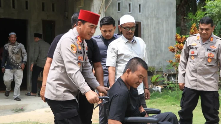 Kapolres Lhokseumawe Serahkan Kursi Roda untuk Bantu Mobilitas Abdullah