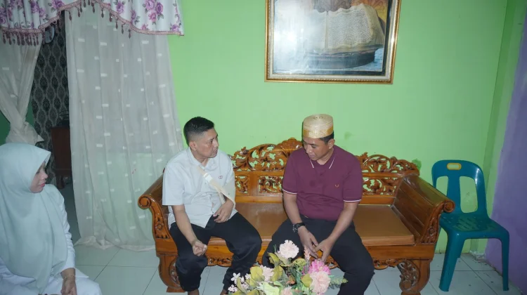 Kapolres Lhokseumawe Jenguk Personel yang Sakit Menahun