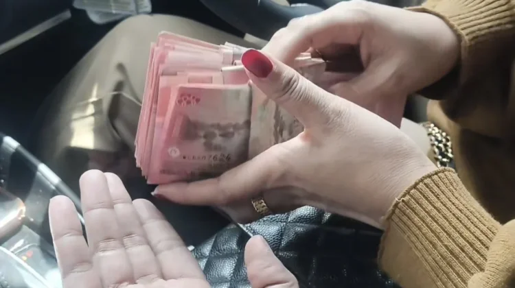 Tekanan Keuangan Berkepanjangan Dikaitkan dengan Penuaan Otak Lebih Cepat
