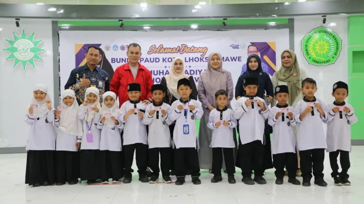 Disdukcapil dan Bunda PAUD Serahkan KIA kepada 14 Siswa SDIT Muhammadiyah 6