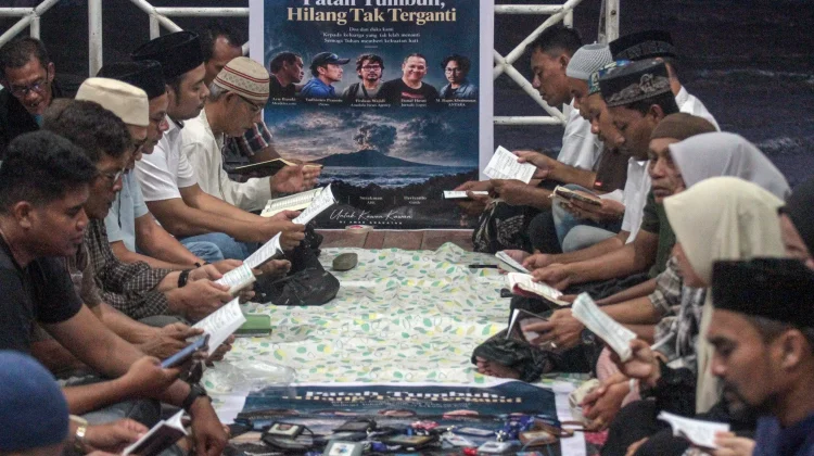 Lantunan Yasin dan Air Mata, Doa Wartawan Aceh untuk Lima Jurnalis Hilang