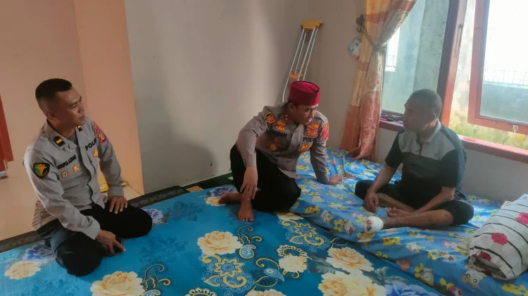 Kapolres Lhokseumawe Jenguk Personel yang Sakit
