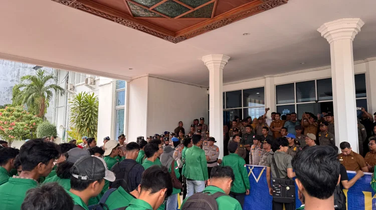Aliansi Mahasiswa Unimal Demo Wali Kota Lhokseumawe