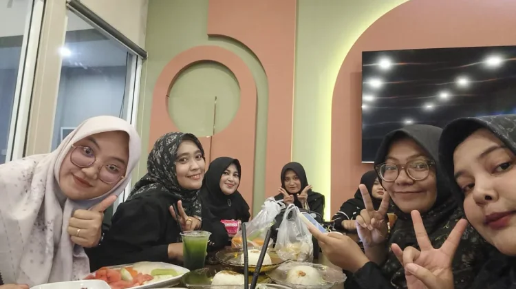 Kenapa Anak Muda Betah Nongkrong Berjam-Jam di Kafe?