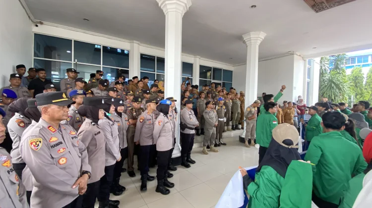 Personel Gabungan Kawal Aksi Mahasiswa Unimal di Kantor Wali Kota Lhokseumawe