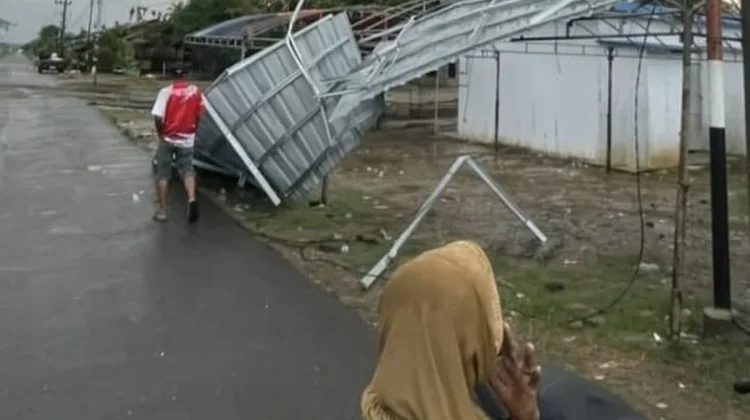 Angin Kencang Rusak Huntara dan Warung, Warga Aceh Utara Waspada