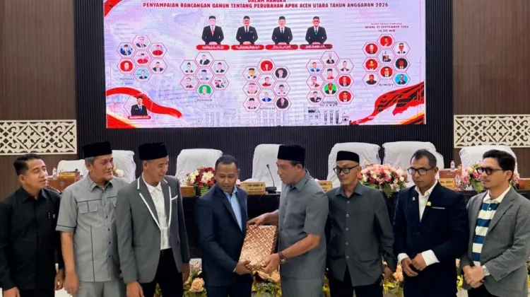 Pemkab Serahkan Nota Keuangan Raqan Perubahan APBK 2026