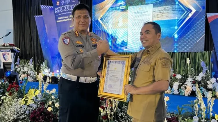 Wali Kota Lhokseumawe Terima Penghargaan dari Ditlantas Polda Aceh