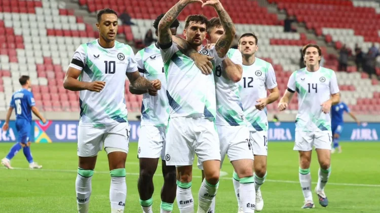 Irlandia Lewati Jabat Tangan, Kenakan Ban Hitam Lawan Israel
