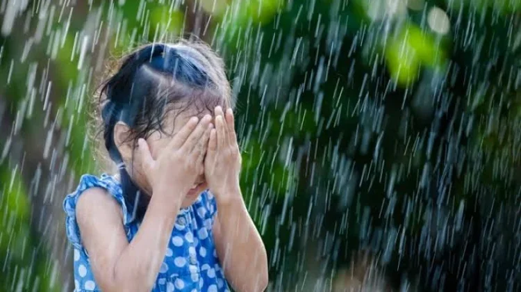 Mandi Hujan Bikin Anak Sakit? Ini Penjelasannya