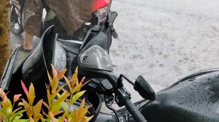 Hujan Disertai Petir, Ini Langkah Aman bagi Pengendara Motor