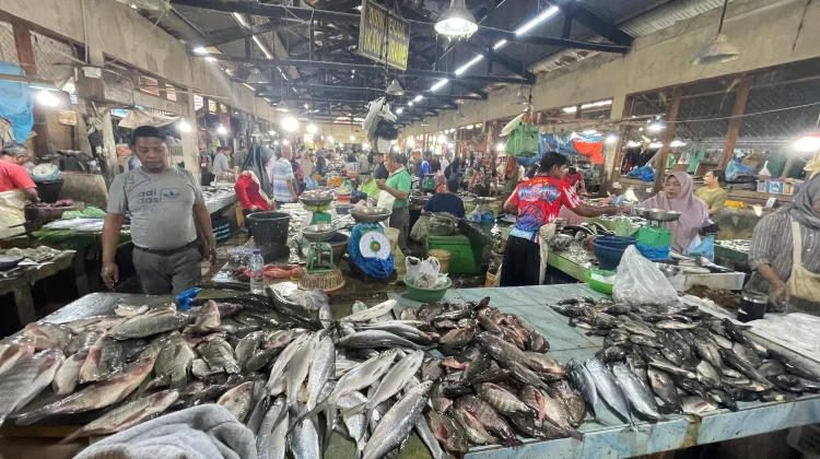 Aktivitas Pasar Tradisional, Ikan Segar di tengah Kesibukan Warga