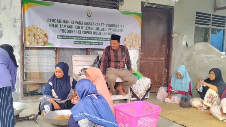 FISIP Unimal Latih Kelompok Perempuan Uteun Gelinggang Produksi Kerupuk Kukuet
