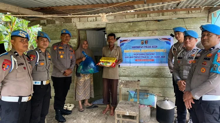 Warga Kurang Mampu Terima Bantuan Sembako dari Si Propam Polres Aceh Utara