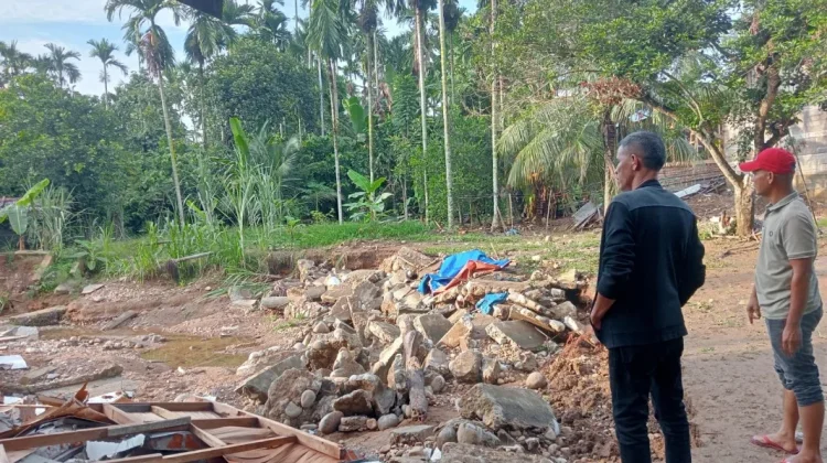 Wabup Aceh Utara Tinjau Rumah Warga Ambruk akibat Erosi di Sawang