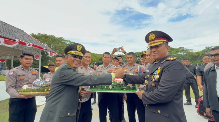 HUT TNI ke-81, Kapolres Lhokseumawe Serahkan Kue Ulang Tahun kepada Danrem