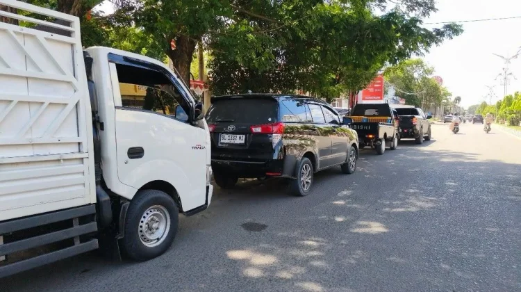Antrean Panjang Terjadi di SPBU Kota Lhokseumawe