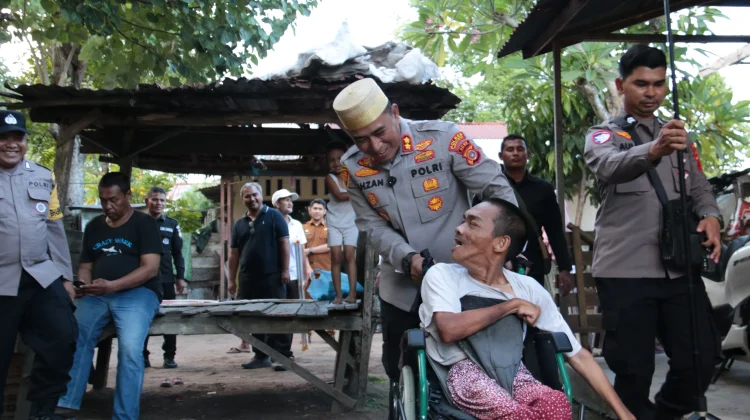 Kapolres Lhokseumawe Salurkan Kursi Roda dan Tongkat untuk Warga Kuta Blang