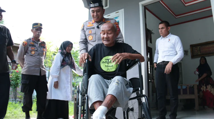 Kapolres Lhokseumawe Bantu Kursi Roda untuk Warga Muara Dua
