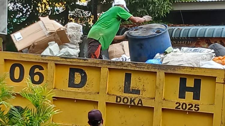 DLHK Lhokseumawe Angkut Sampah Setiap Hari ke TPA Alue Lim