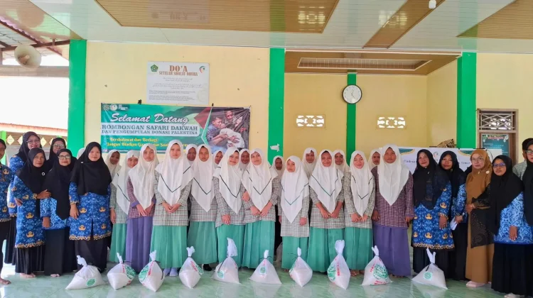 MTsN 2 Aceh Timur Salurkan 55 Paket Beras dan 145 Paket Buku Tulis