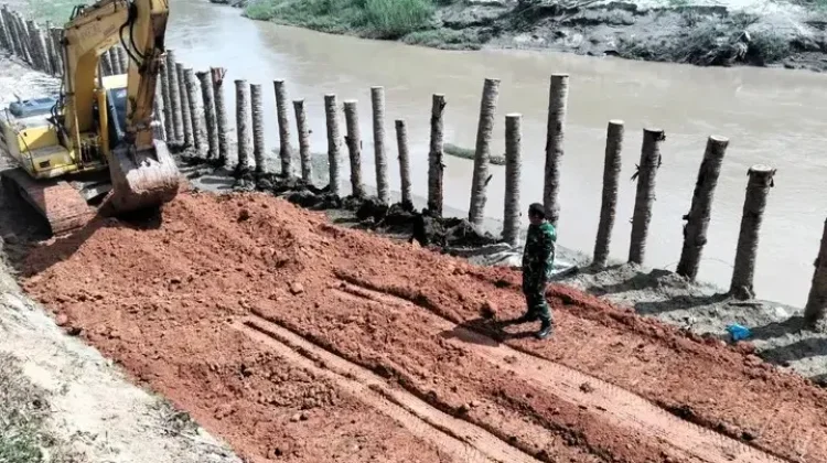 Babinsa Awasi Pembuatan Tanggul Sungai Krueng Pase
