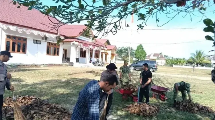 Sinergi Muspika Pirak Timu Gelar Karya Bakti Bersihkan Fasilitas Umum