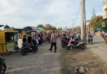 Ramai Berburu Takjil, Polisi Sigap Atur Lalu Lintas di Simpang Pasar Keude Bayu