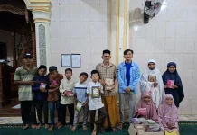 LDK Al-Kautsar Unimal Salurkan Donasi Al-Qur’an untuk Warga Terdampak Banjir