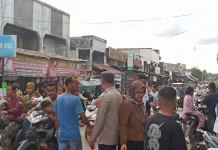 jelang Berbuka, Polsek Nisam Amankan dan Atur Arus Lalu Lintas di Pasar Keude Amplah