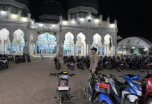 Personel Polsek Dewantara Siaga di Masjid Besar Bujang Salim
