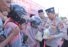 Kapolres Lhokseumawe dan Ketua Bhayangkari Berbagi Takjil