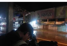 Kota Lhokseumawe Diguyur Hujan, Pengendara Motor Berteduh usai Shalat Tarawih