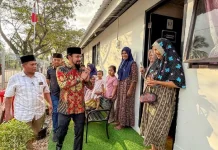 Bupati Al-Farlaky Antar Sembako, Santuni Anak Yatim dan Tinjau Huntara di Blang Ni