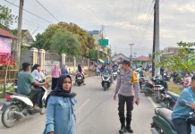 jelang Berbuka, Polsek Syamtalira Bayu Siaga Atur Lalin di Pasar Keude Bayu